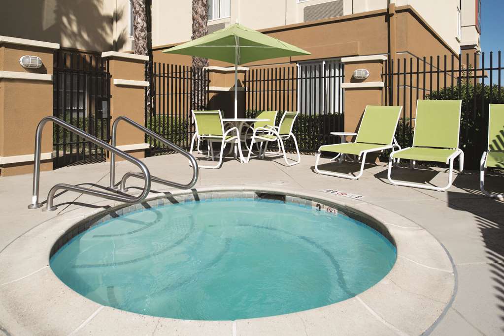 La Quinta Inn & Suites by Wyndham Fairfield Napa Valley - photo 8