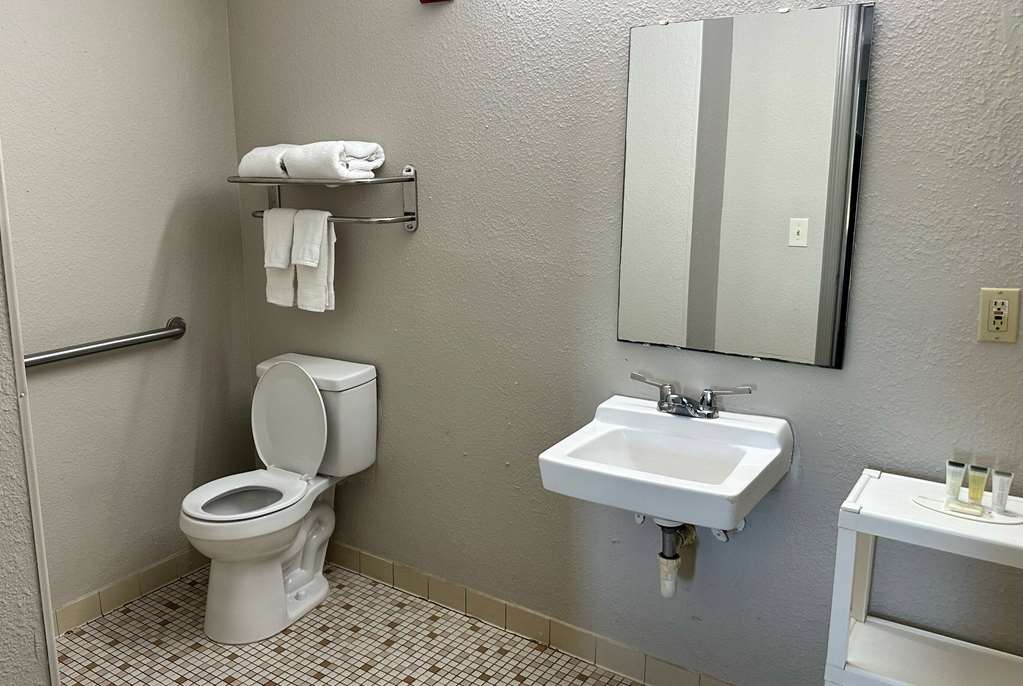 Days Inn by Wyndham Columbia NE Fort Jackson - photo 21