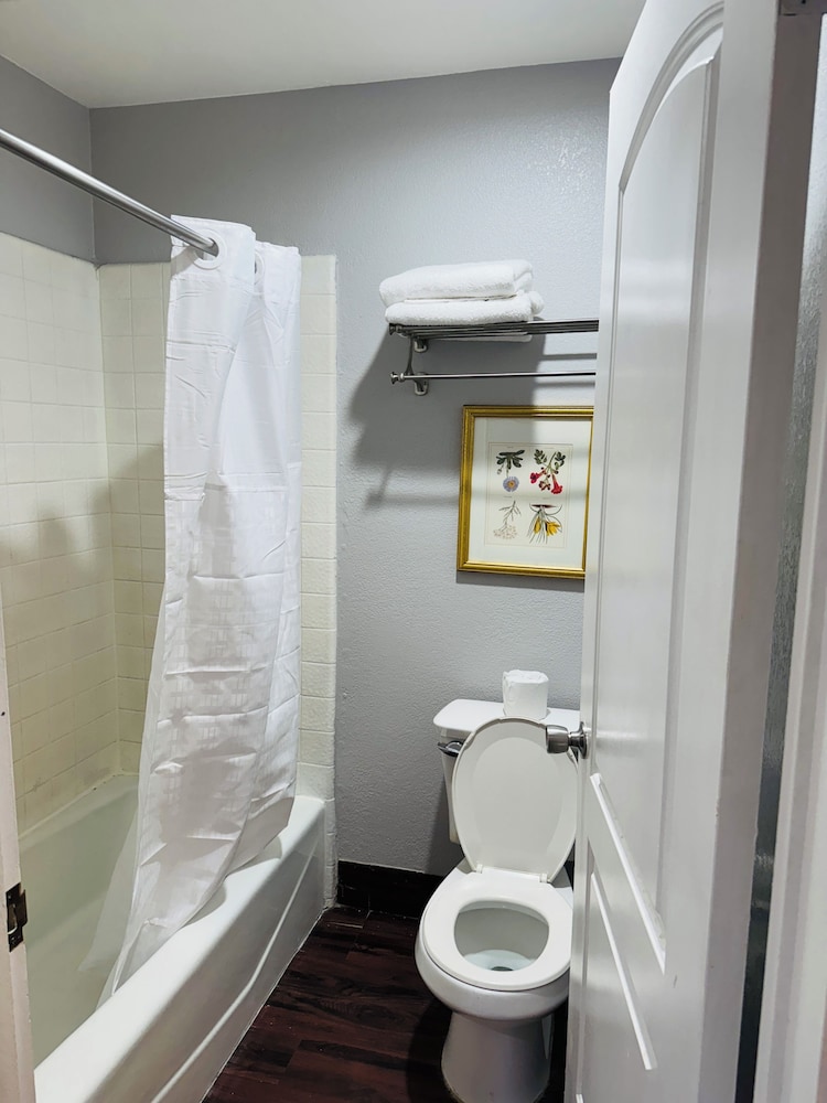 Baymont by Wyndham Bakersfield - photo 23