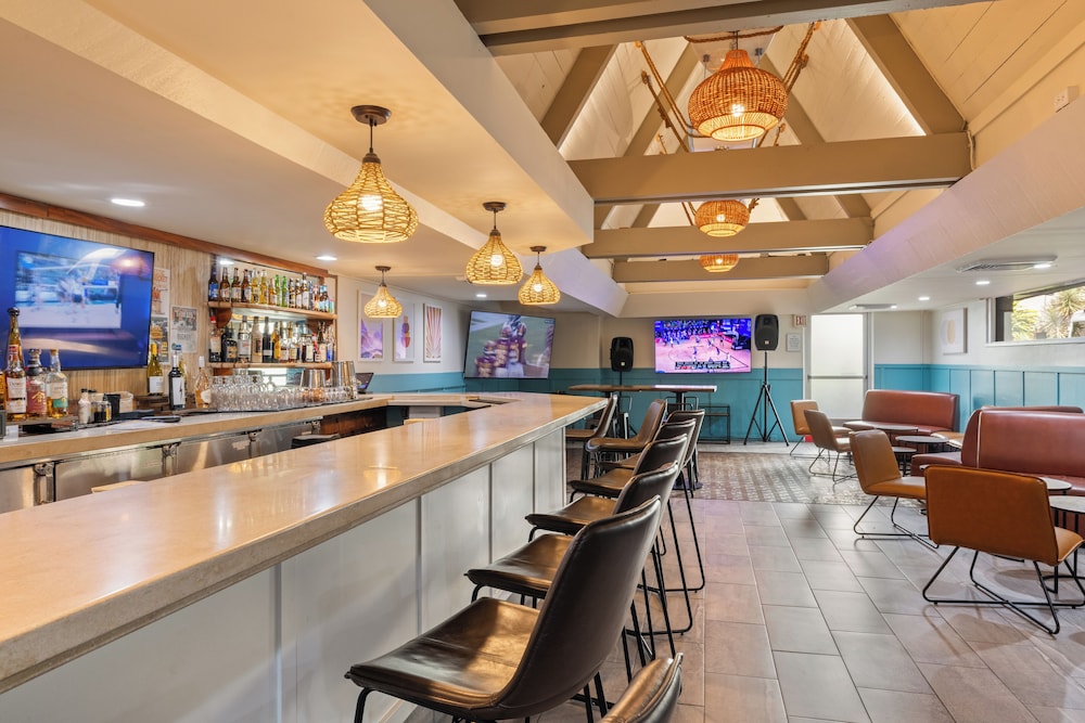 Pacific Marina Inn Airport Hotel - photo 33