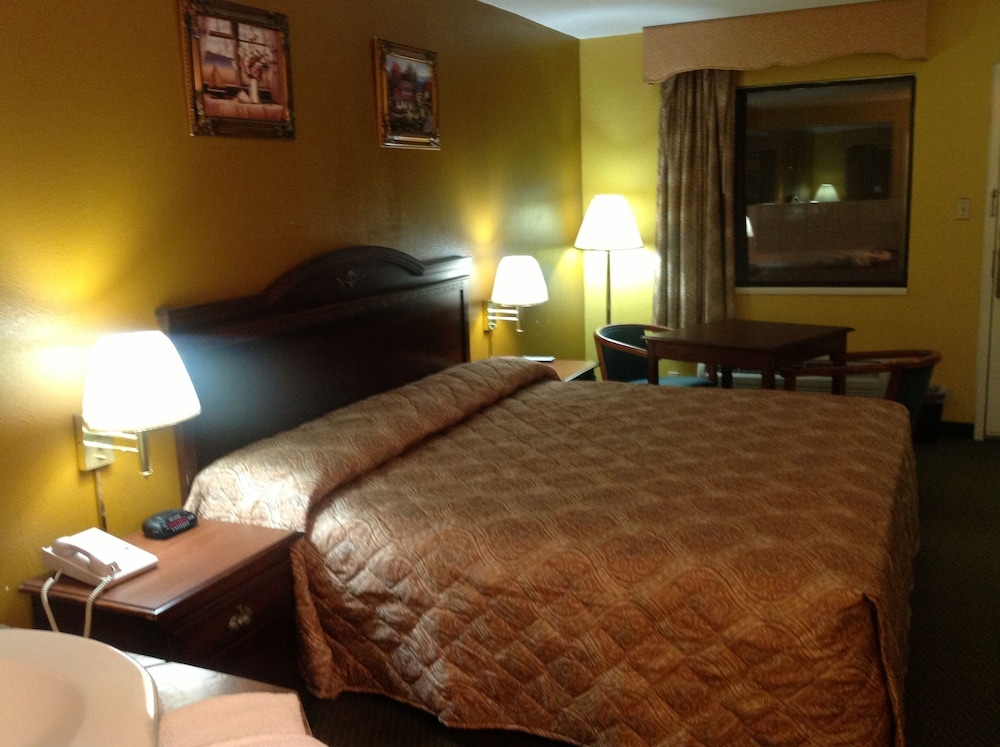 Colonial Inn & Suites Airport Graceland - photo 17