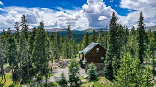 Secluded Log Cabin with Views & Hot Tub Foosball Wood Stove Heavenly Homestead — 4-Star Luxury Hotel in Fairplay, United States