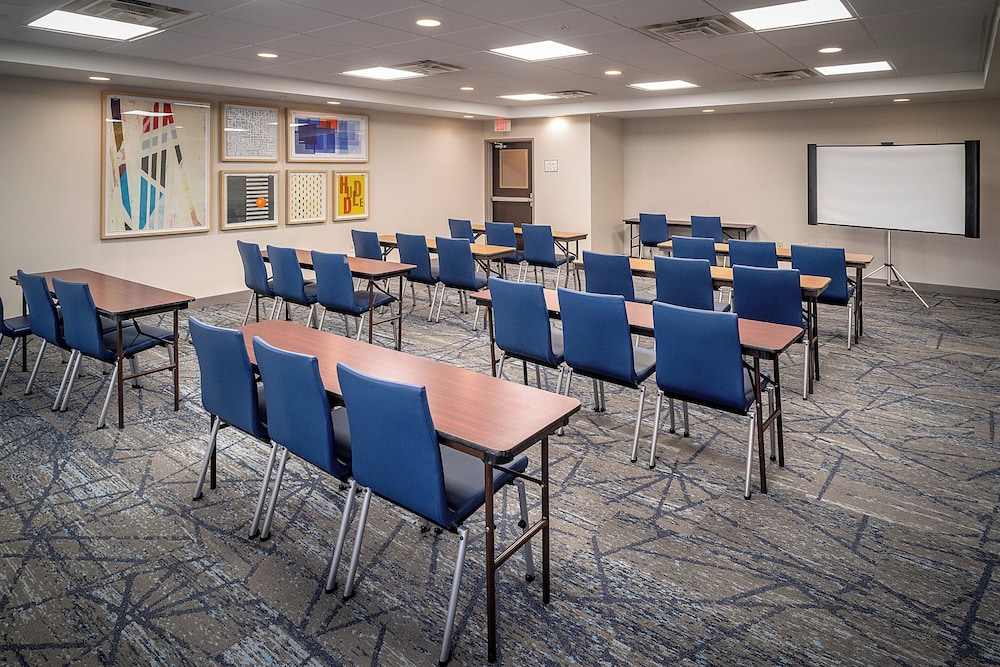 Holiday Inn Express and Suites Fairmont by IHG - photo 57