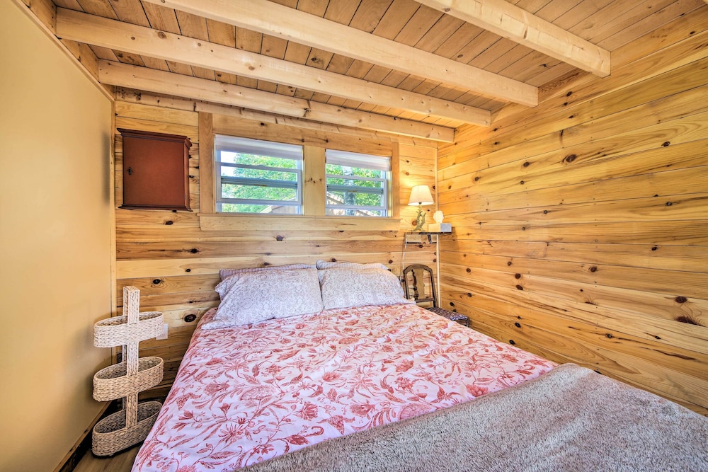 Quaint Oakland Getaway on East Pond Lake in Oakland, United States