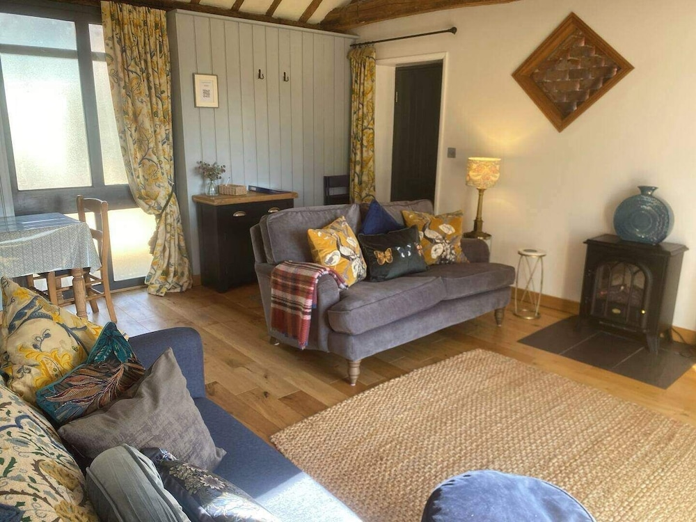 The Tack Room Cottage Sleeps 4 Garden And Parking 21457472 — Stowmarket