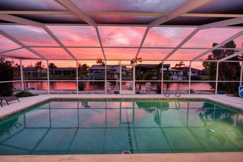Private Dock Heated Pool Hot Tub Game Room Fun — hotel in Apollo Beach