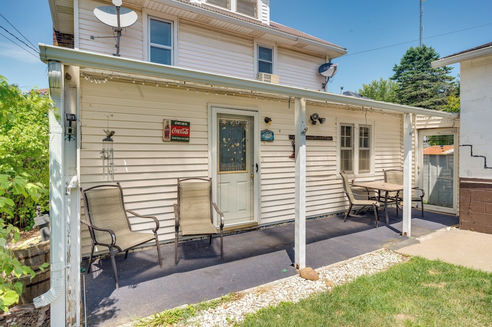 Cozy Iowa Getaway with Patio and Fenced In Yard — hotel in Dyersville