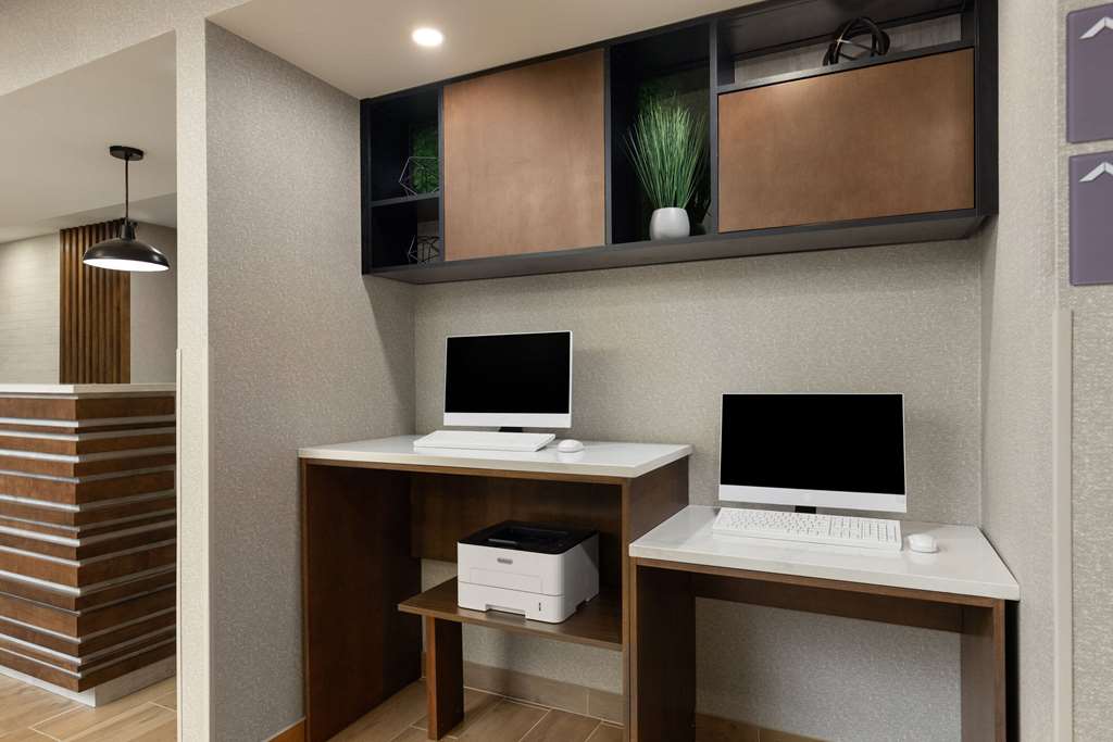 La Quinta Inn & Suites by Wyndham Santa Clarita Valencia - photo 37