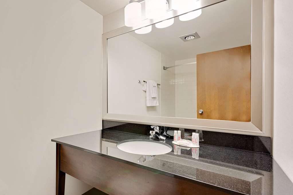 Ramada by Wyndham Marquette - photo 12