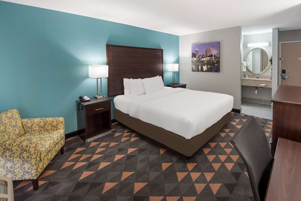 Clarion Pointe Indianapolis Northeast - photo 21