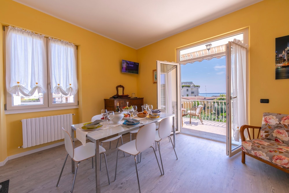 La Maison Fleurie Appartamento Giglio — 4-Star Luxury Hotel in Desenzano Del Garda, Italy