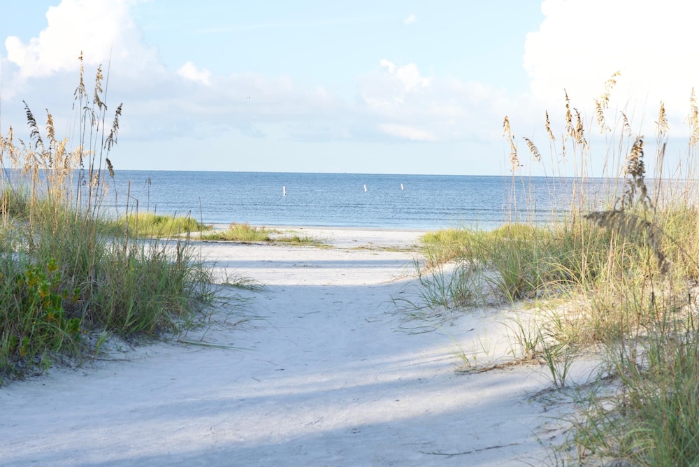Island Charm by Sun Palace Vacations in Fort Myers Beach, United States
