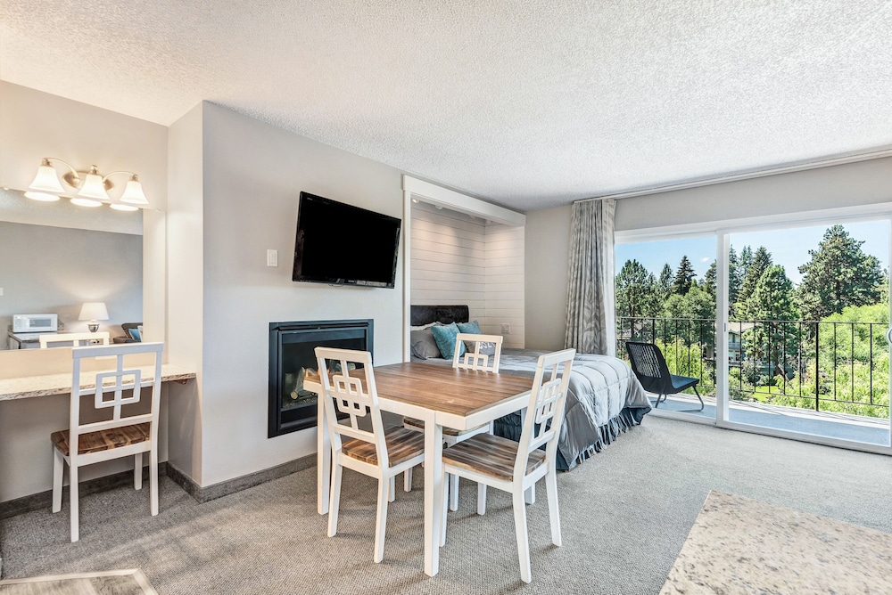 Bend Riverside Inn & Suites - photo 93