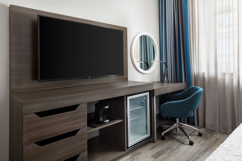 Hampton Inn & Suites Baltimore Inner Harbor - photo 6
