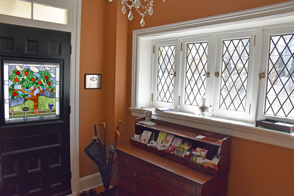 Apple Tree Historic B&B — St. Catharines — photo 3