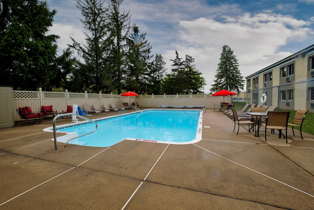 Red Roof Inn & Suites Herkimer - photo 37