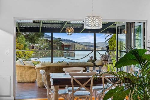 Pelican Place absolute waterfront overlooking MoNA - last minute hotel in Berriedale