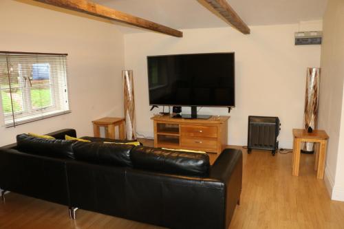 The Lodge 2 acres of garden with hot tub and fire pit and BBQ — 4-Star Luxury Hotel in East Harling, United Kingdom