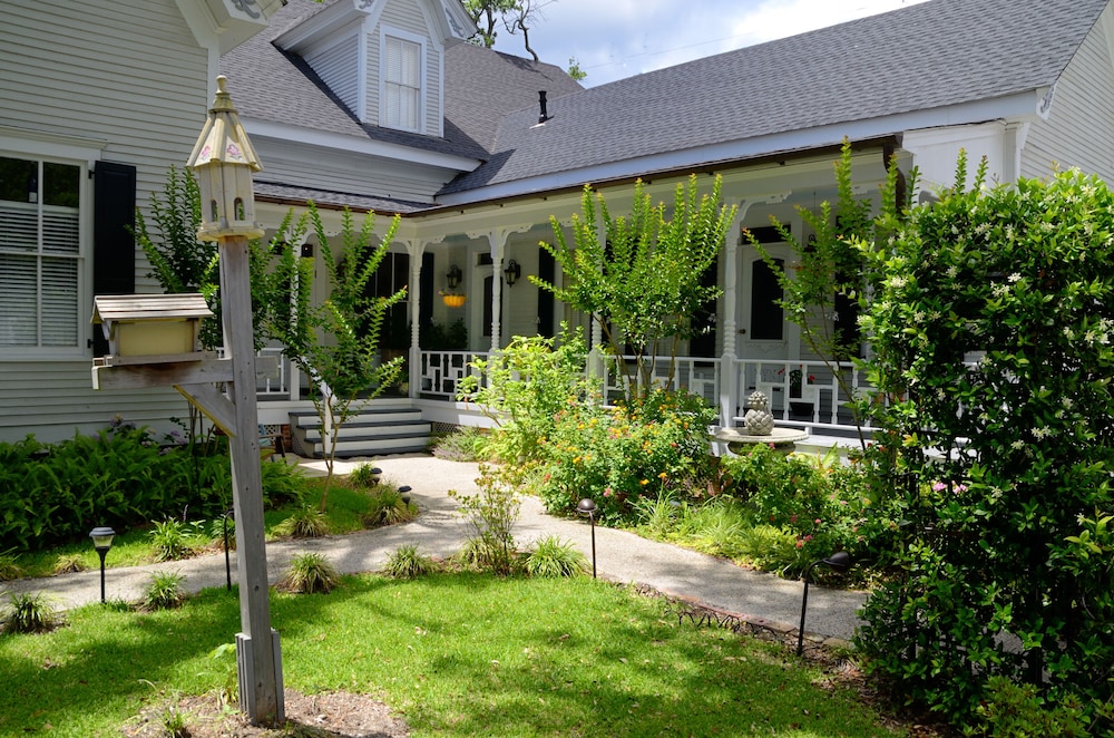 The Grand Magnolia Ballroom & Suites — hotel in Pascagoula