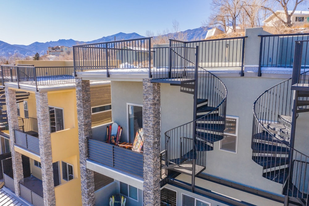 4BR Mnt Viewsmodern Urbanityrooftop Patio — 4-Star Luxury Hotel in Colorado Springs, United States