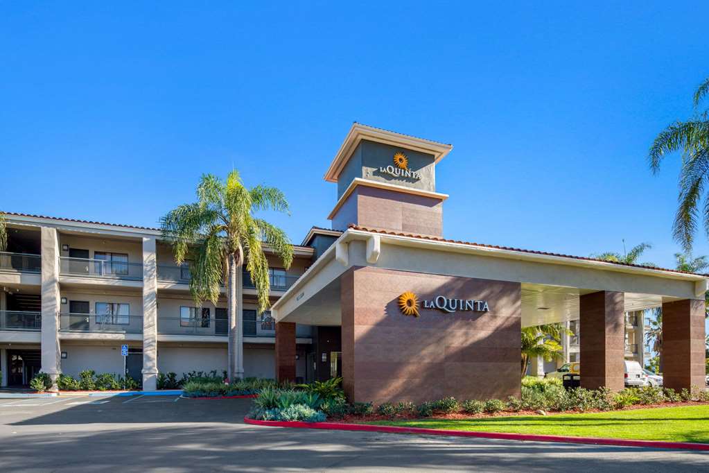 La Quinta Inn & Suites by Wyndham Orange County Airport - photo 3