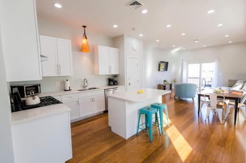 Jennifer's Penthouse Panoramic City Views w Deck — 4-Star Luxury Hotel in Providence, United States