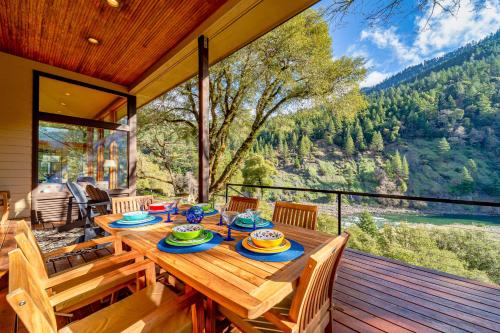 Trinity River Vista - carbon neutral hotel in Unknown City