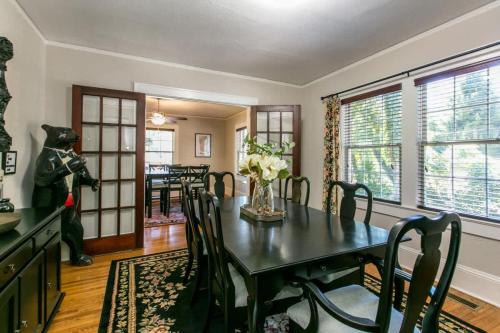Roomy 5BR Bungalow with Backyard Walk to Downtown — 4-Star Luxury Hotel in Hendersonville, United States