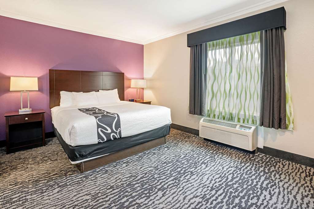 La Quinta Inn & Suites by Wyndham Houston Magnolia - photo 21