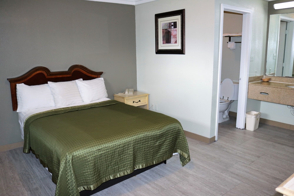 Deluxe Inn Motel - photo 2