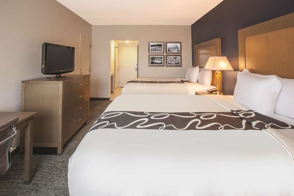 La Quinta Inn & Suites by Wyndham Philadelphia Airport - photo 15