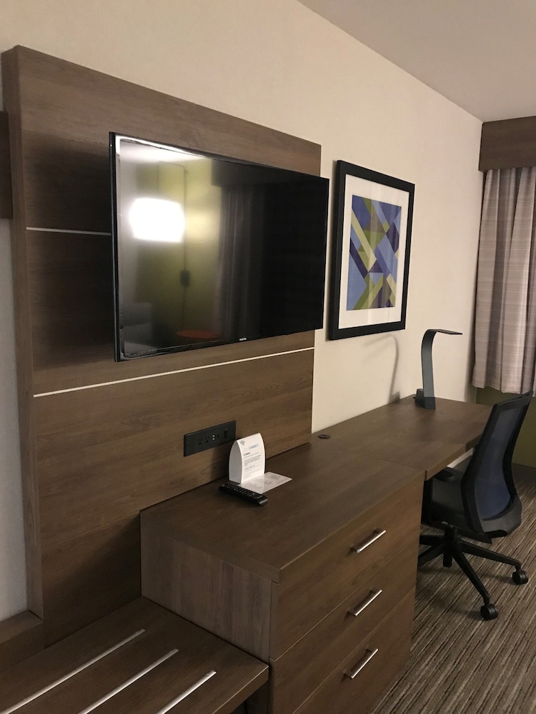 Holiday Inn Express & Suites Camarillo by IHG - photo 23