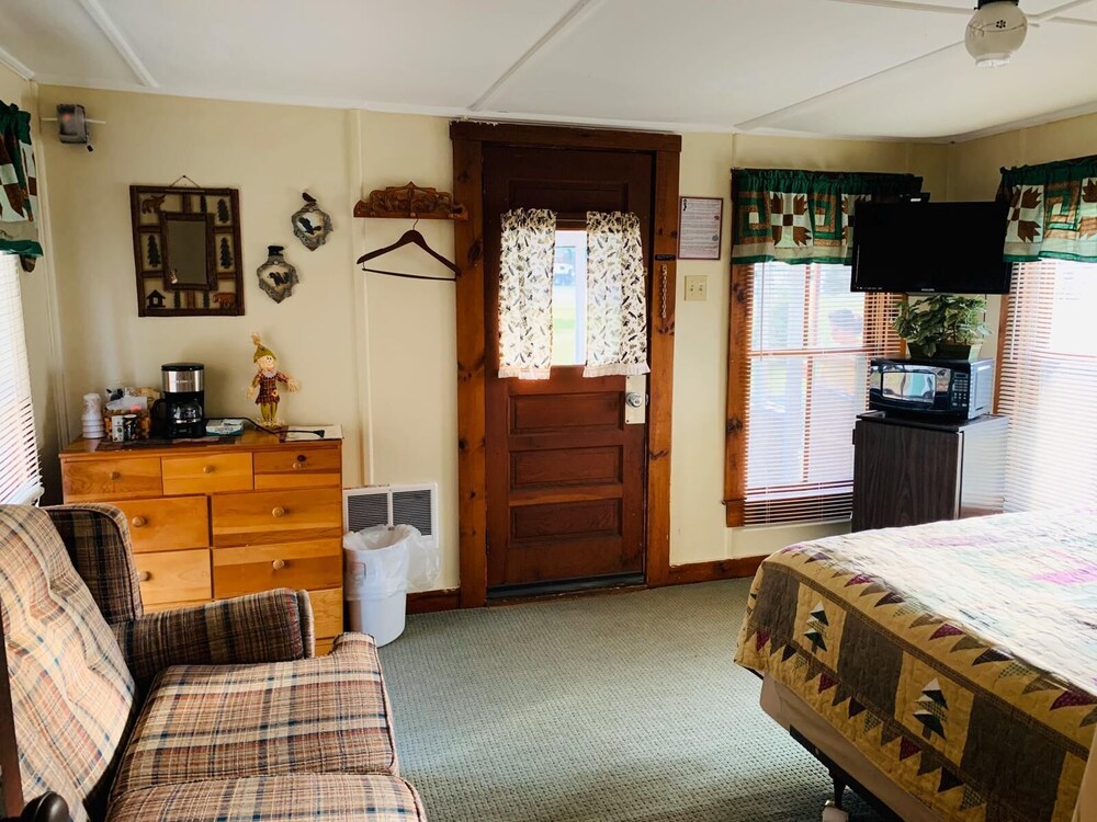 Carroll Motel & Cottages - photo 10