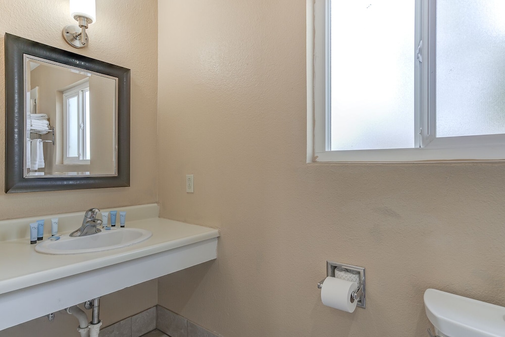 Shasta Pines Motel & Suites - photo 38