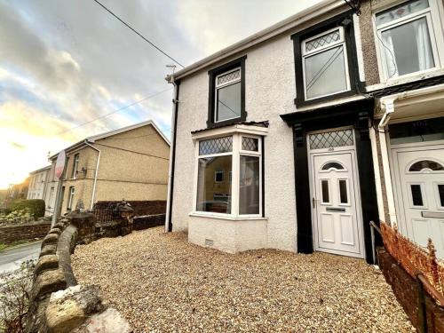 Modern Mountain Retreat in the Brecon Beacons — hotel in Ystradgynlais