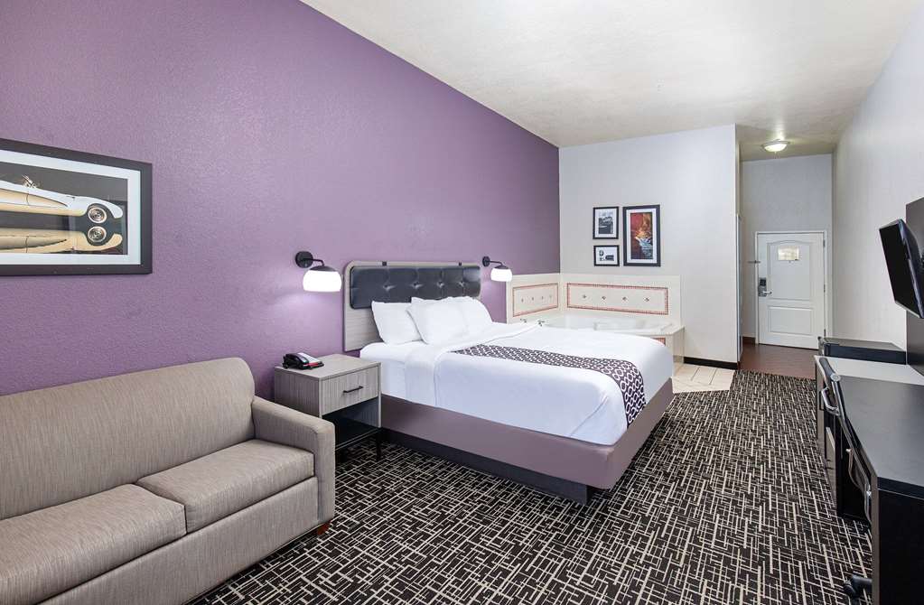 La Quinta Inn & Suites by Wyndham Bowling Green - photo 54