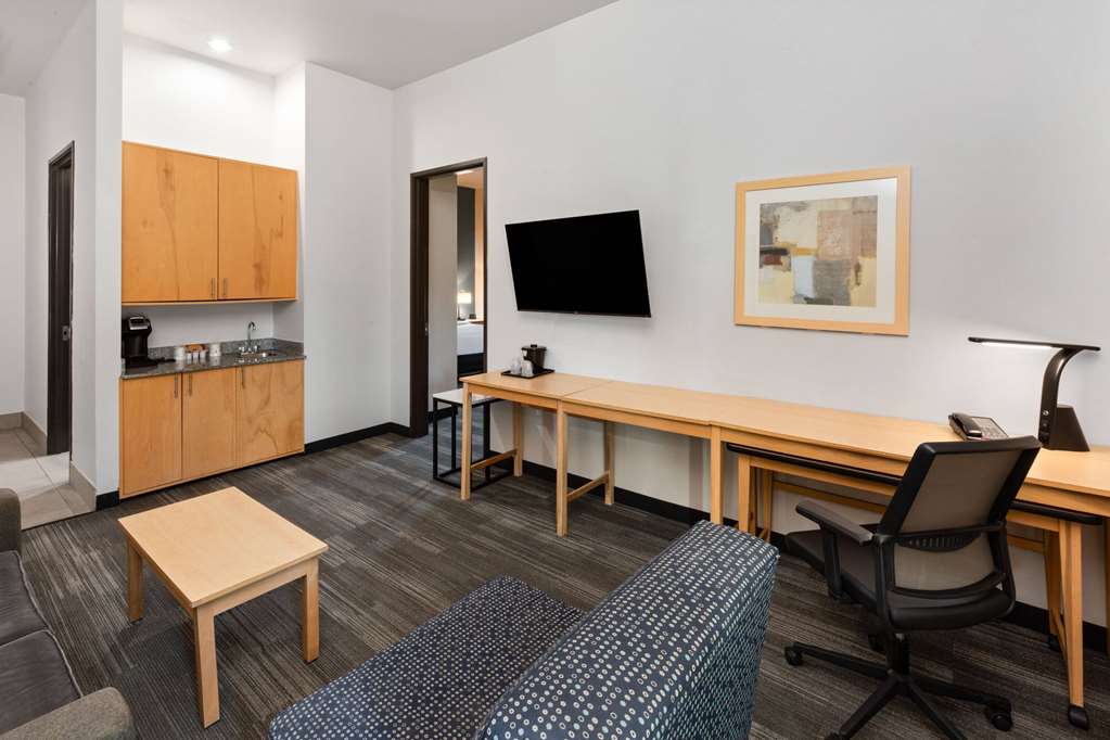 La Quinta Inn & Suites by Wyndham Austin NW Lakeline Mall - photo 26