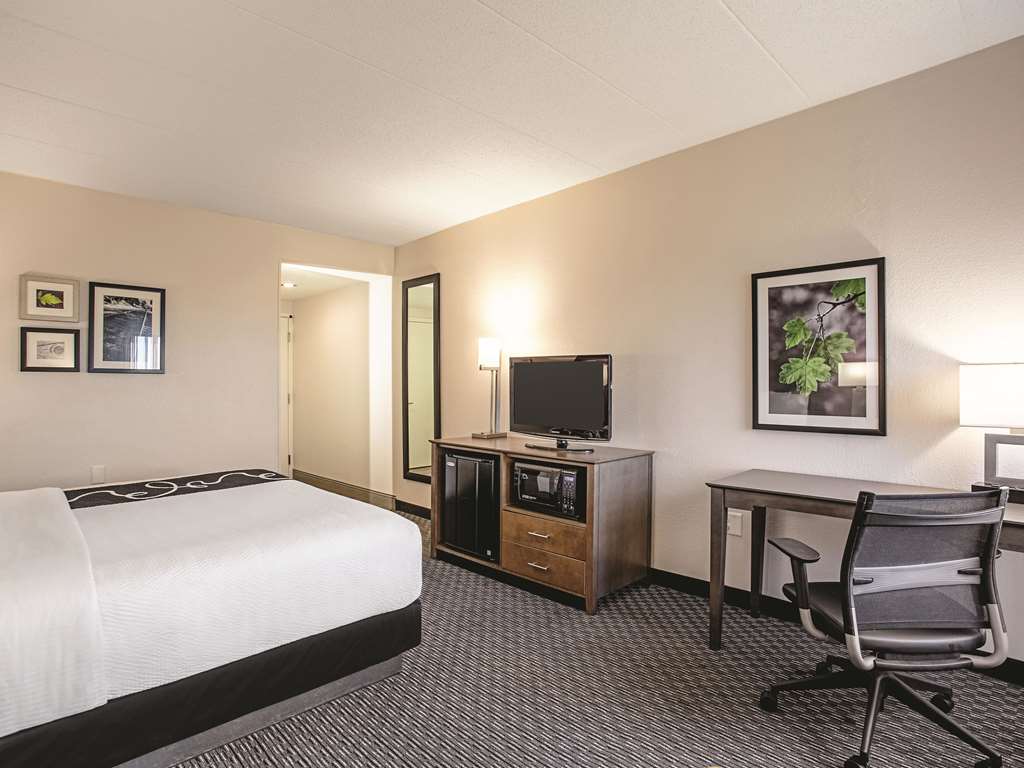 La Quinta Inn & Suites by Wyndham Baltimore N White Marsh - photo 19