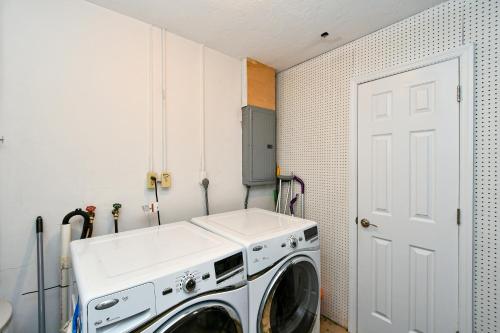 Heated Pool Home VERY close to Siesta Beach Restaurants & Shops — 4-Star Luxury Hotel in Sarasota, United States