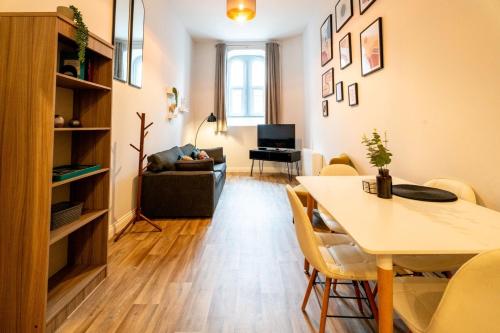Free Parking Smart TV 4 guests — 4-Star Luxury Hotel in Swansea, United Kingdom