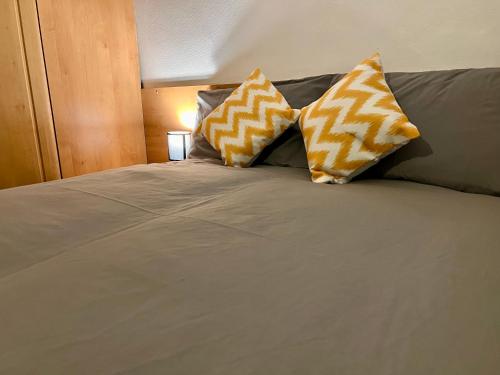 Central Halifax Work & Retreat Base Two bedroom house sleeps up to 4 free parking and internet — 4-Star Luxury Hotel in Halifax, United Kingdom