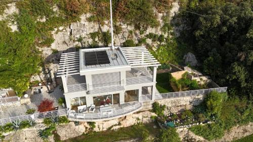 Villa Gabizza villa singola con jacuzzi privata — 4-Star Luxury Hotel in Malcesine, Italy