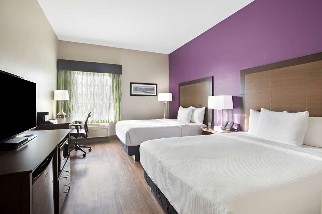 La Quinta Inn & Suites by Wyndham Visalia Sequoia Gateway - photo 37