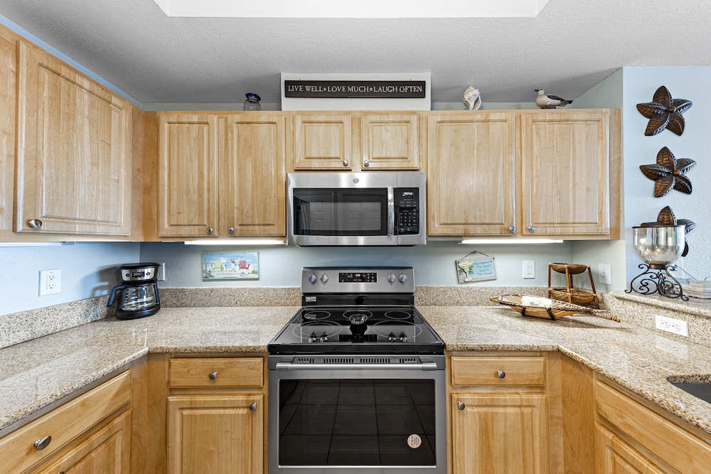 Crystal Tower Comfort Condos by Hosteeva - photo 34