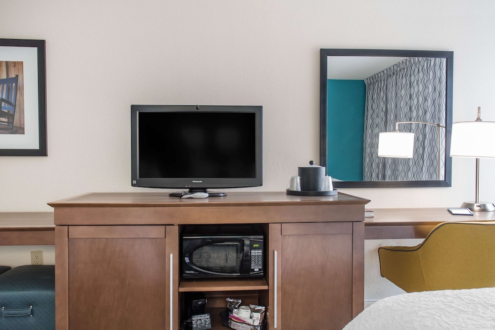 Hampton Inn Douglas - photo 12