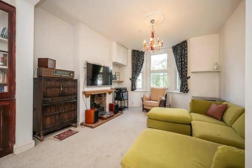 Large Period House with Garden near Peckham London Pass the Keys — 4-Star Luxury Hotel in London, United Kingdom
