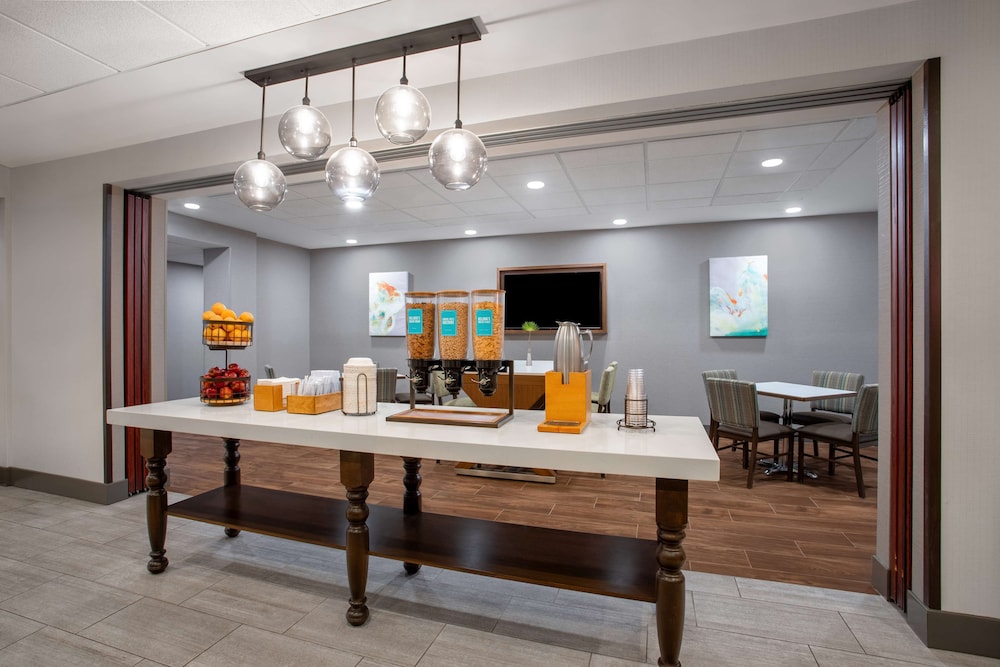 Hampton Inn Iowa City Coralville - photo 25