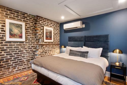 King Suite 4th Floor Downtown Hotel Boutique in Savannah, United States