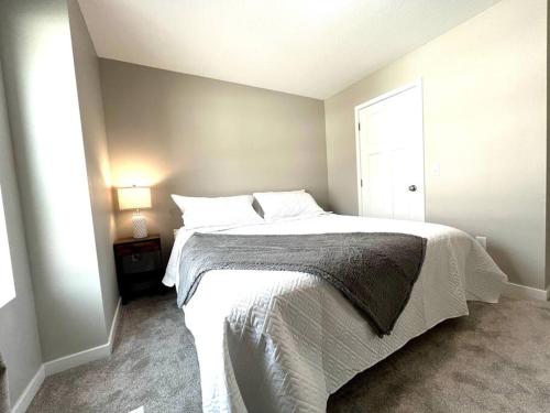 Central Cedar Falls Townhome King Beds — Cedar Falls — photo 2