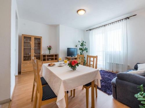 Apartment Lena Three Bedroom Apartment with Balcony and Sea View